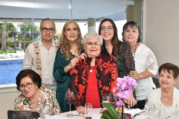 Cristy Alva de Suero recibe parabienes por sus 87 años de edad