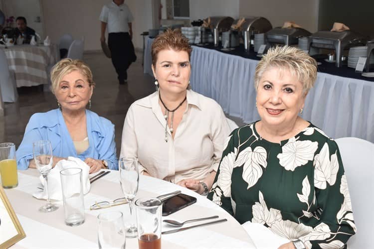 Cristy Alva de Suero recibe parabienes por sus 87 años de edad