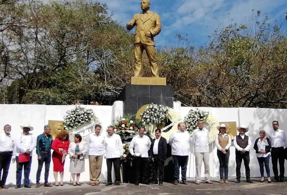 Colocan ofrenda floral por el 50 aniversario luctuoso de Alfredo V. Bonfil Pinto en La Antigua