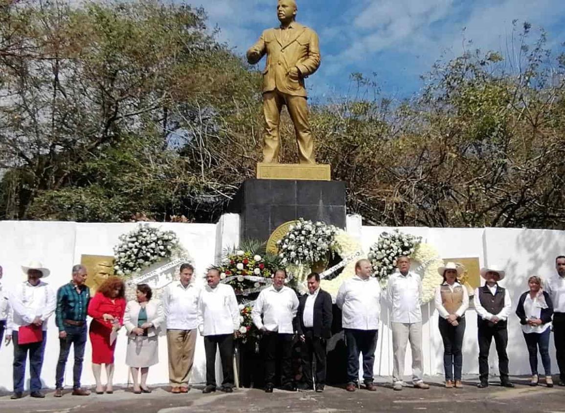 Colocan ofrenda floral por el 50 aniversario luctuoso de Alfredo V. Bonfil Pinto en La Antigua