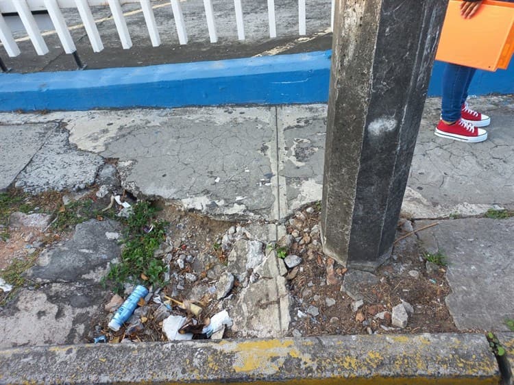 Banqueta en mal estado pone en peligro a transeúntes en calles de Veracruz