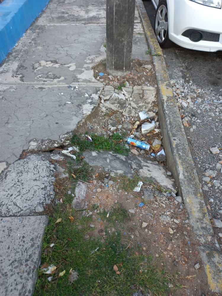 Banqueta en mal estado pone en peligro a transeúntes en calles de Veracruz