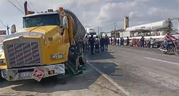 Rapiñan cargamento de tomates, tras volcadura en la Coatza-Villa