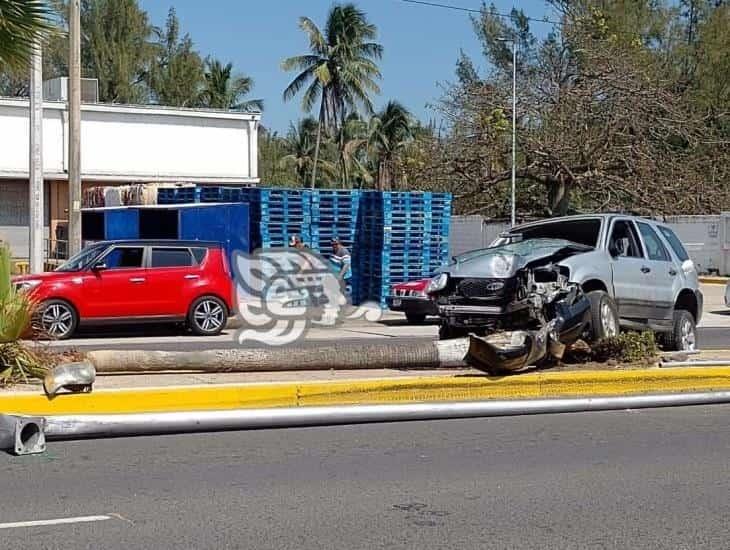 Tiran palmera y poste tras accidente en la avenida UV (+Video)