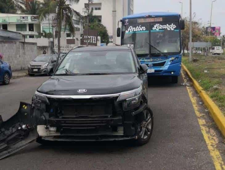 Le hace corte de circulación a urbano y choca en la Riviera Veracruzana