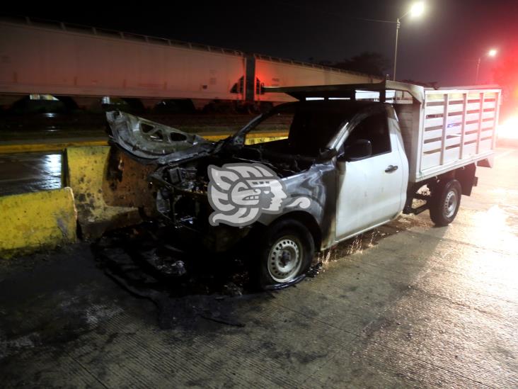 ¡Pérdida total! arde camioneta saliendo de Coatzacoalcos (+Video)