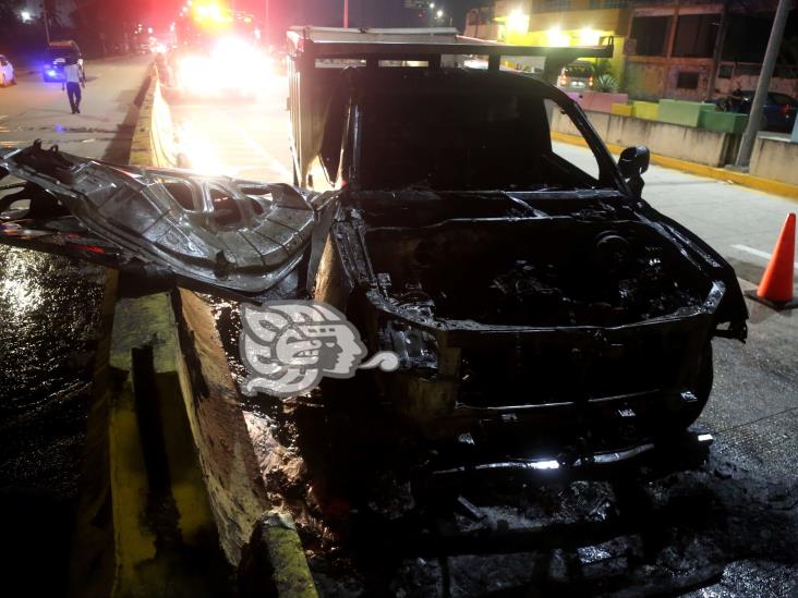 ¡Pérdida total! arde camioneta saliendo de Coatzacoalcos (+Video)