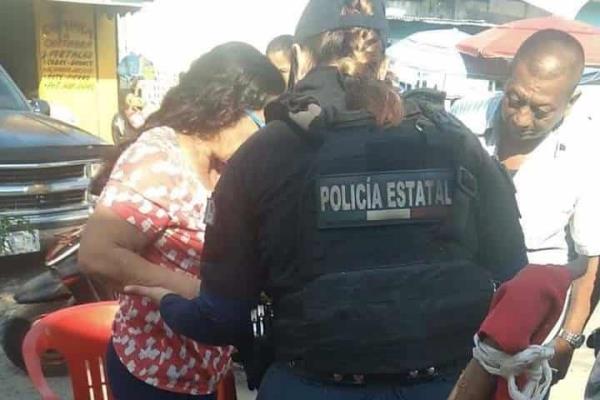 Cae en alcantarilla ama de casa en colonia 2 Caminos
