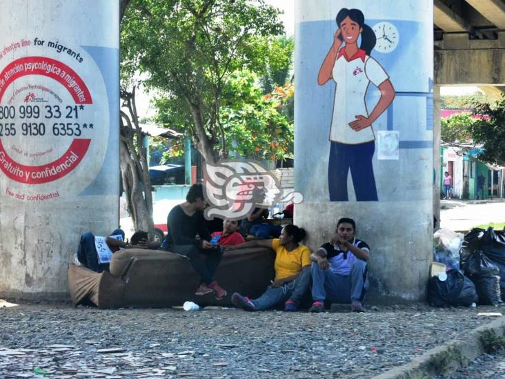 Buscan alimento y descanso, la escala de migrantes en Coatzacoalcos