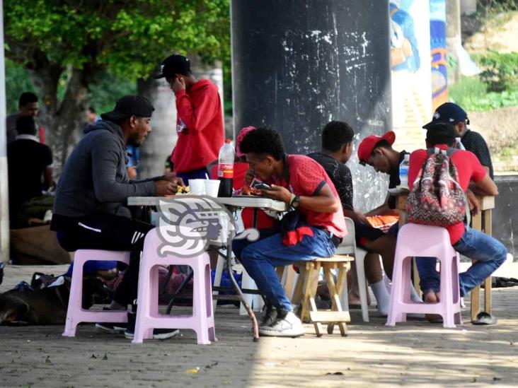 Buscan alimento y descanso, la escala de migrantes en Coatzacoalcos