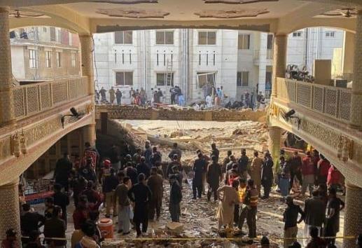Se registra ataque suicida en mezquita de Pakistán; hay 34 muertos y 150 heridos