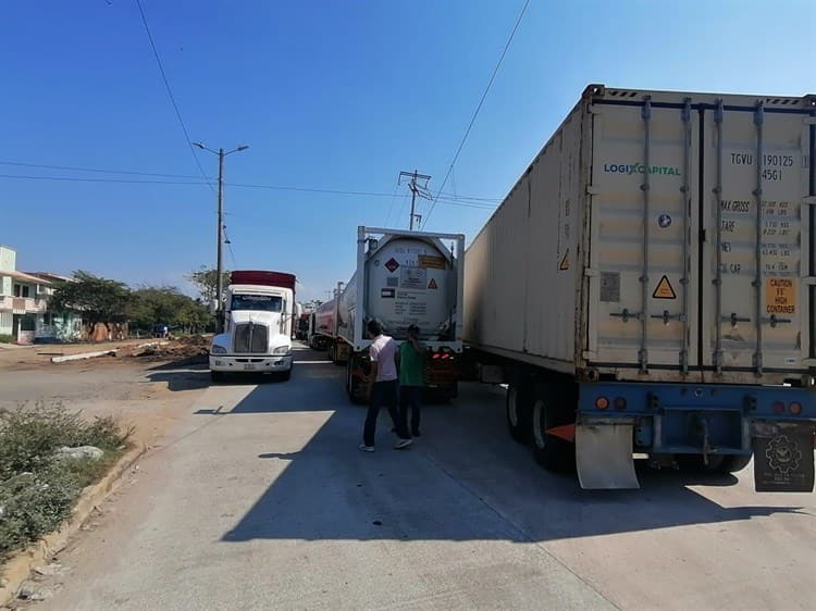 ¡Caos vial! Tractocamiones bloquean circulación en la “Carretera Ancha”