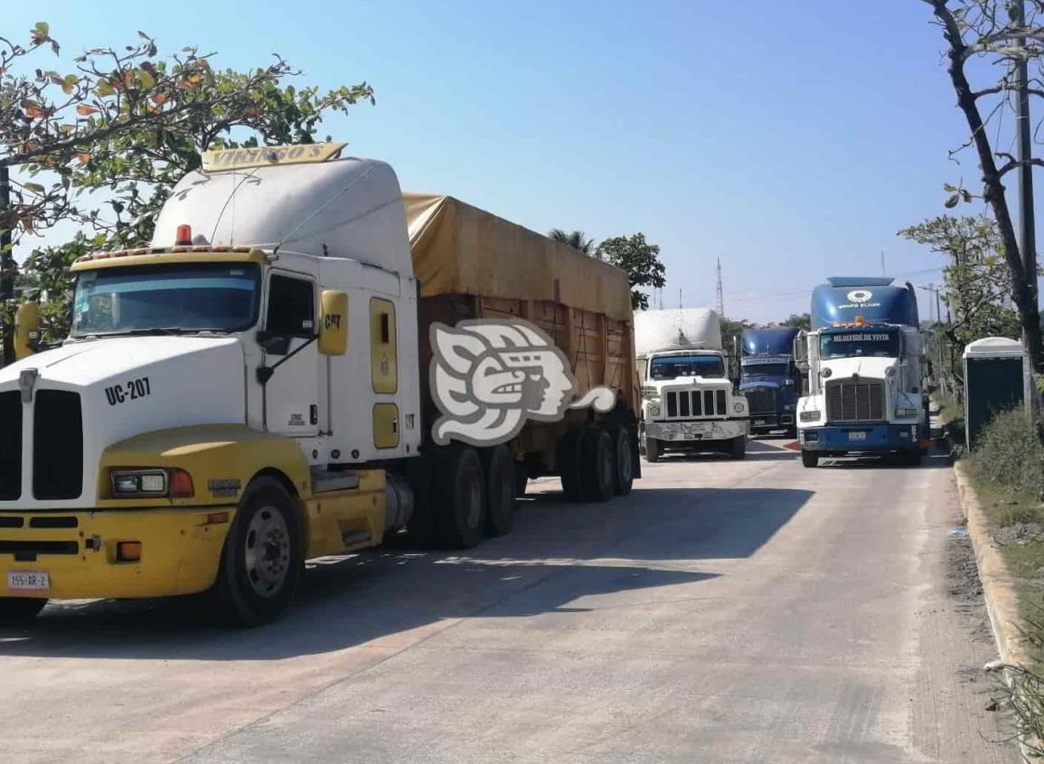 ¡Caos vial! Tractocamiones bloquean circulación en la “Carretera Ancha”