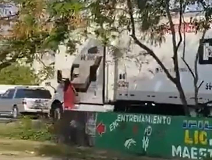 ¿A donde vas? mujer se cuelga de tráiler; reclama a chofer dañar cableado en su colonia (+Vídeo)