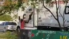 ¿A donde vas? mujer se cuelga de tráiler; reclama a chofer dañar cableado en su colonia (+Vídeo)