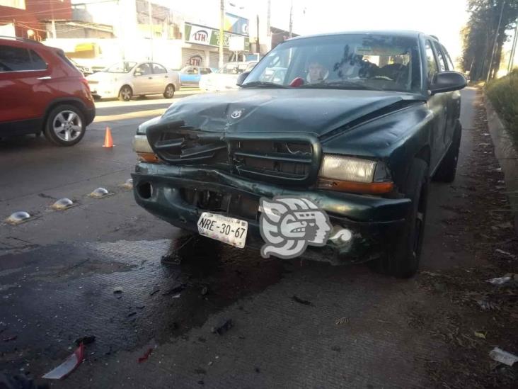 Camioneta choca contra taxis en avenida Lázaro Cárdenas de Xalapa