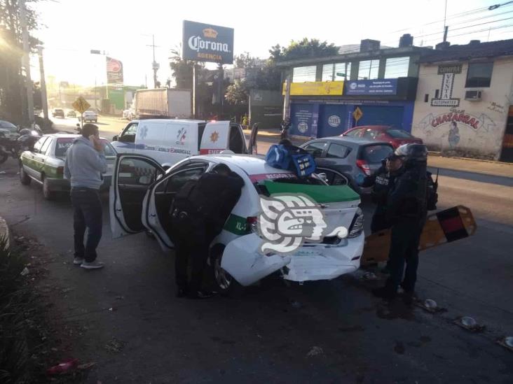 Camioneta choca contra taxis en avenida Lázaro Cárdenas de Xalapa