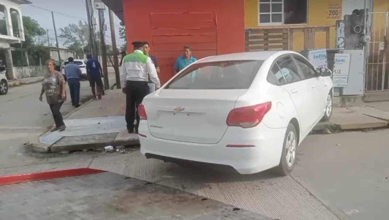 Aparatoso percance en la colonia Coatzacoalcos