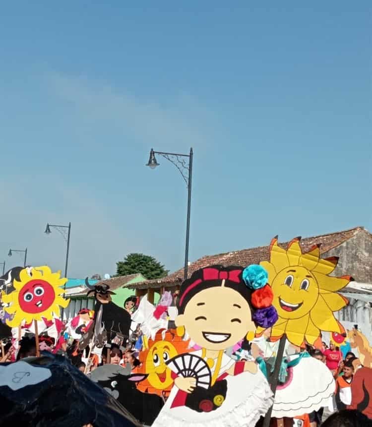 Participan cientos de niños en la Mojiganga Infantil, previo a las fiestas de la Candelaria