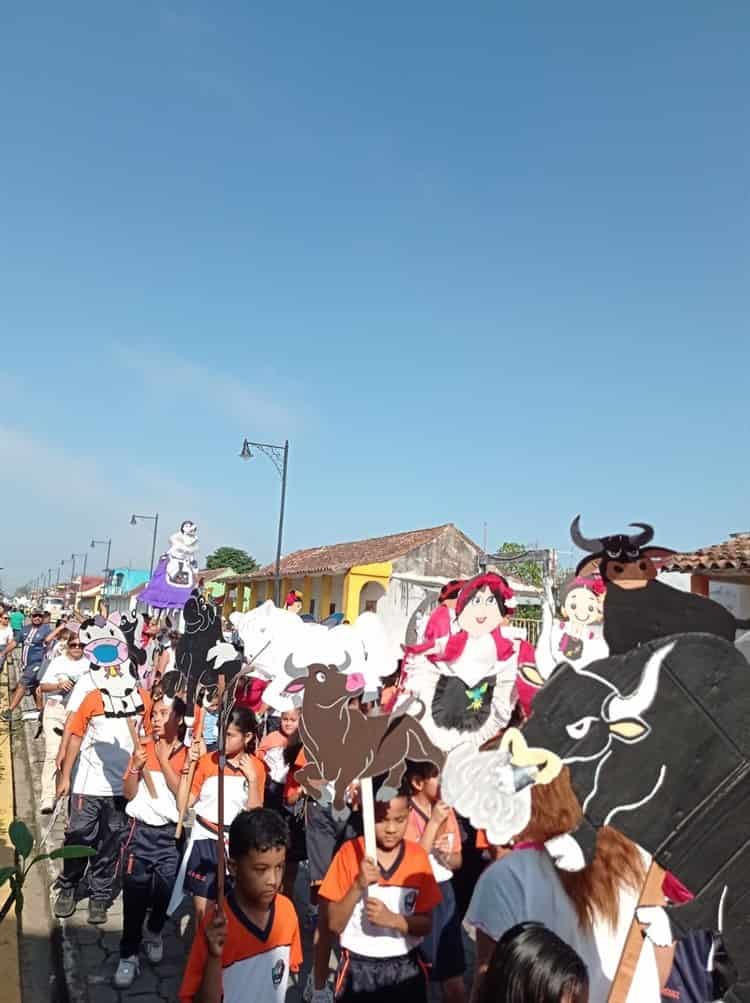 Participan cientos de niños en la Mojiganga Infantil, previo a las fiestas de la Candelaria