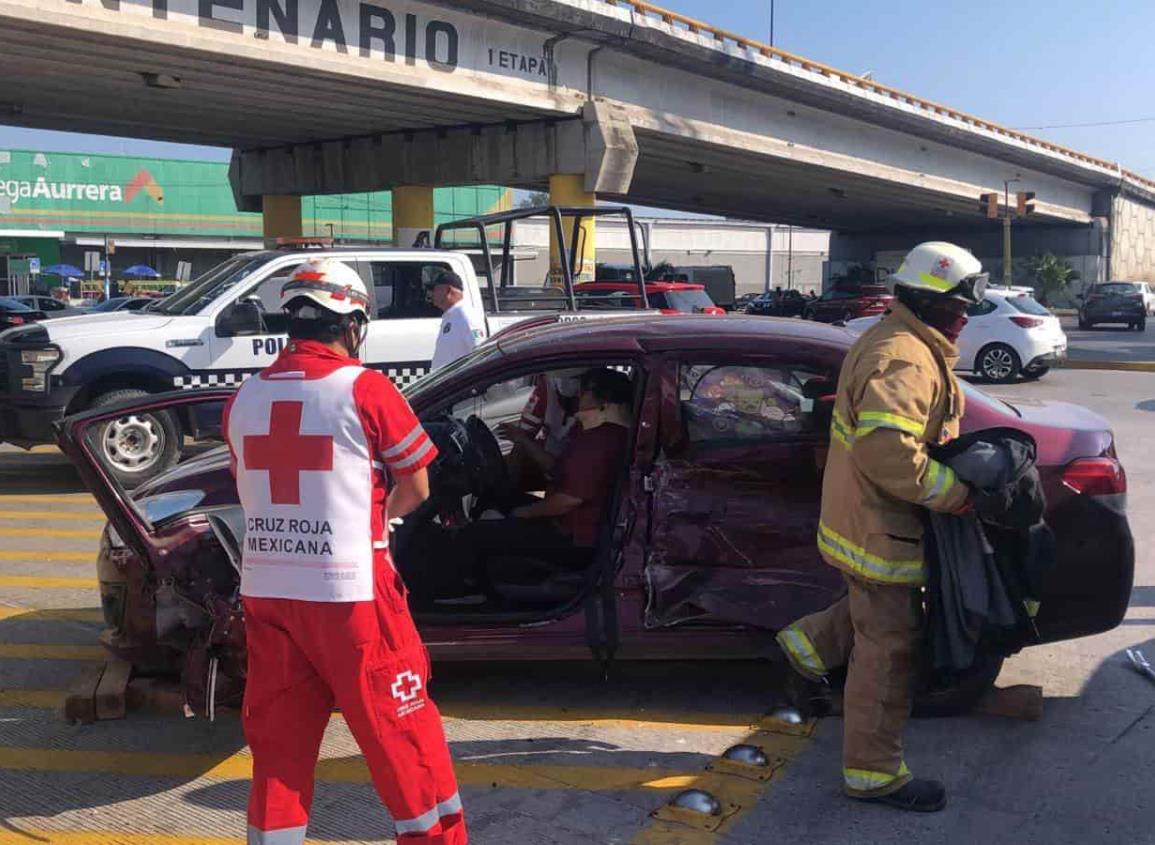 Quedó prensada tras accidente en el puente Bicentenario de Boca del Río (+Video)