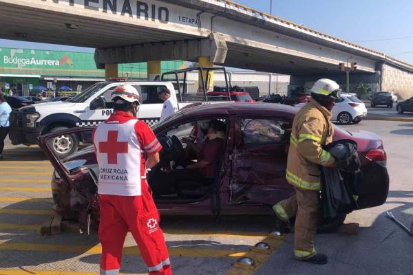 Mujer queda prensada en auto tras accidente en el puente Bicentenario de Boca del Río (+Video)