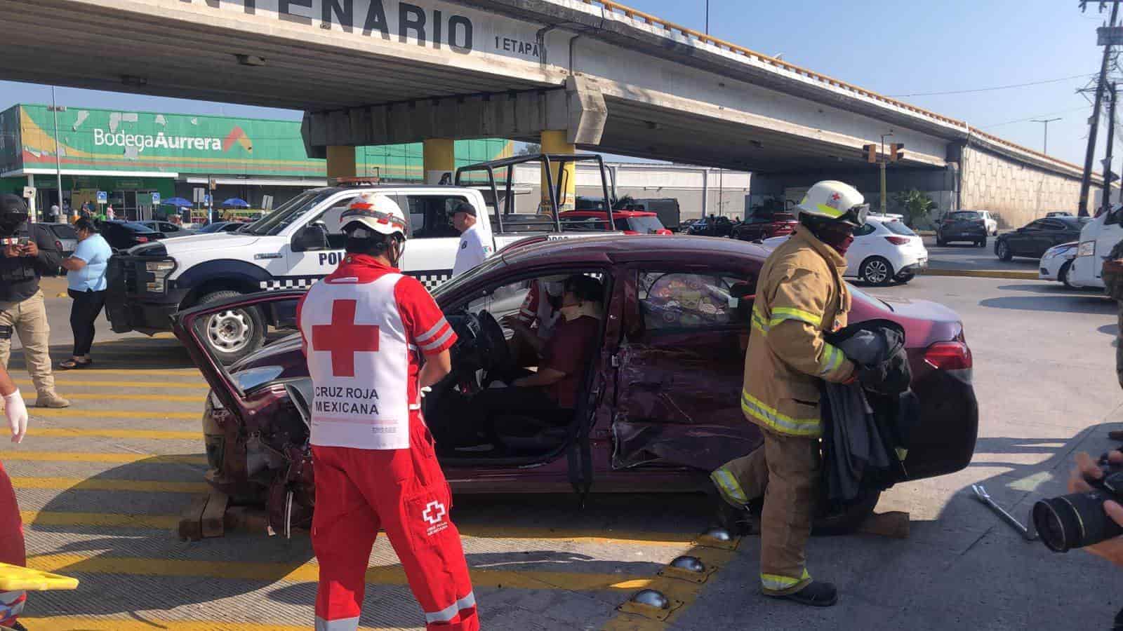 Mujer queda prensada en su auto tras accidente en el puente Bicentenario de Boca del Río (+Video)