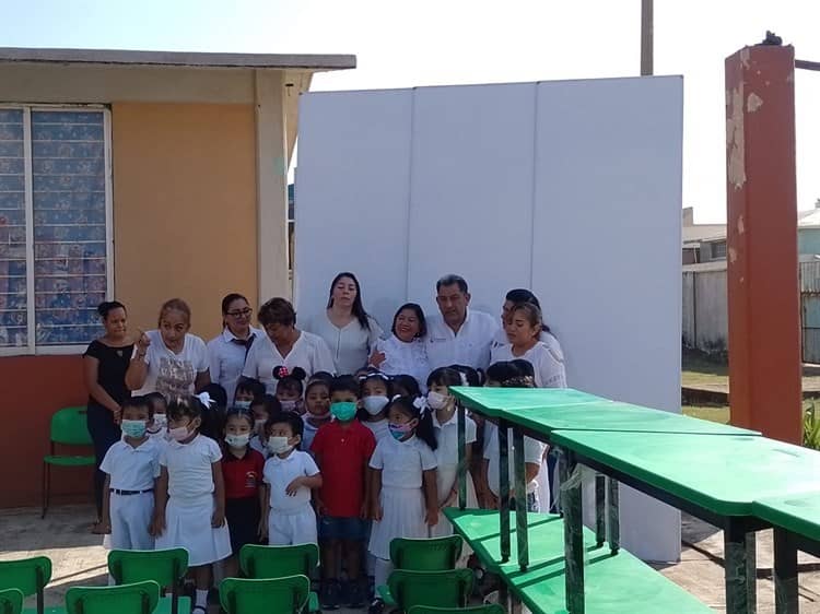 Espacios Educativos brinda mobiliario a dos escuelas de Coatzacoalcos