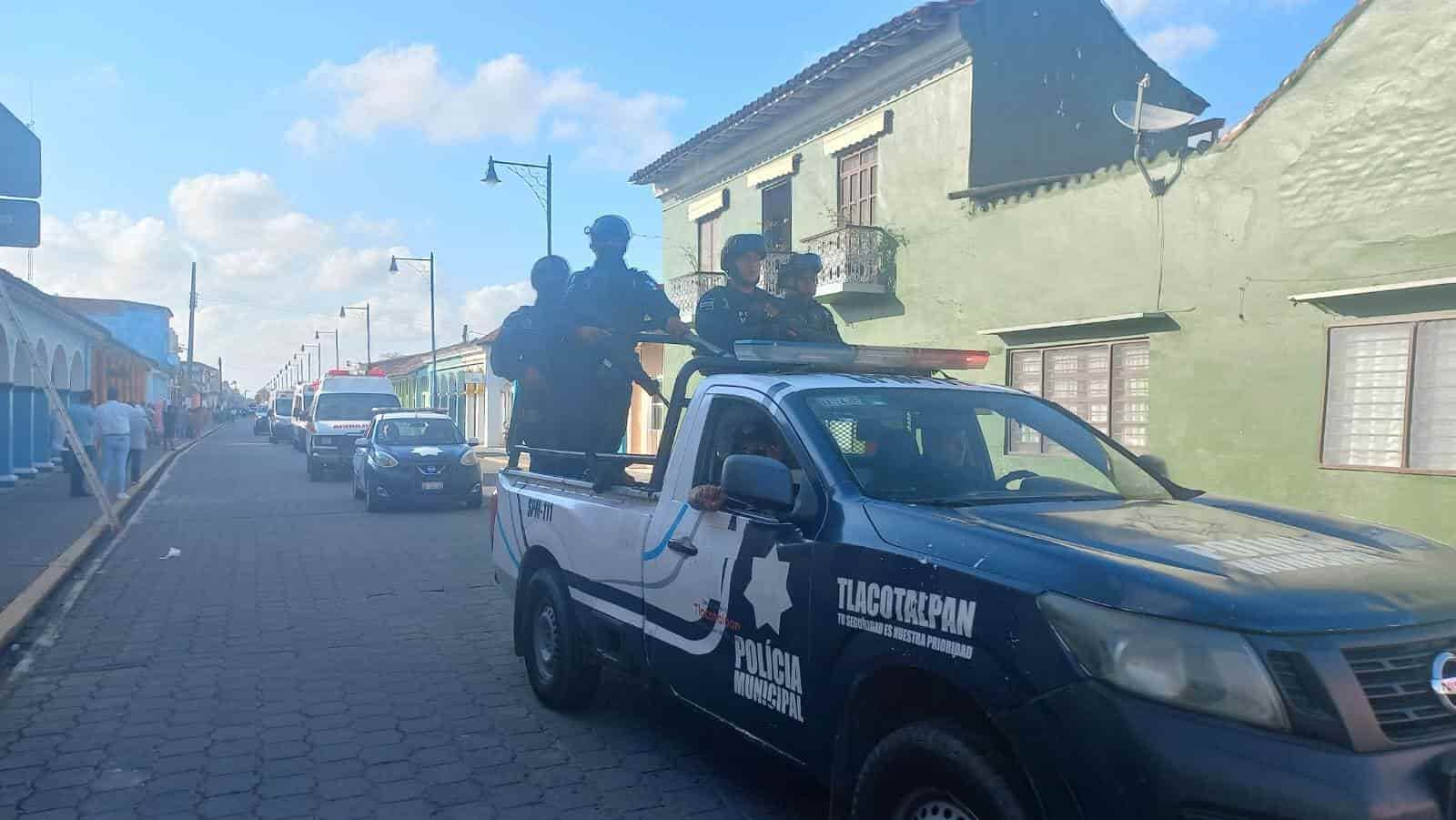 Desfilan las fuerzas de seguridad que vigilarán las fiestas de Tlacotalpan