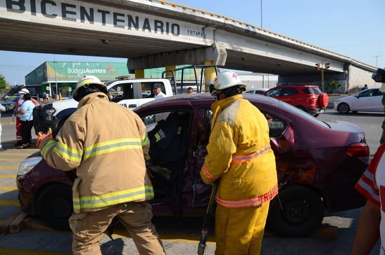 Mujer queda prensada en su auto tras accidente en el puente Bicentenario de Boca del Río (+Video)