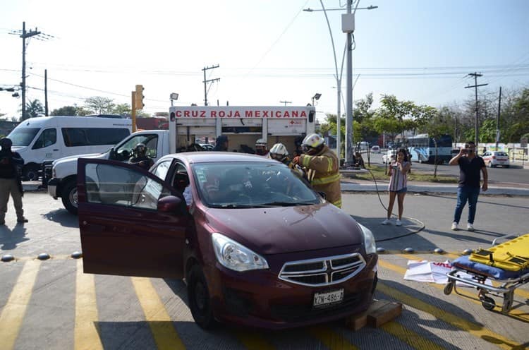 Mujer queda prensada en su auto tras accidente en el puente Bicentenario de Boca del Río (+Video)