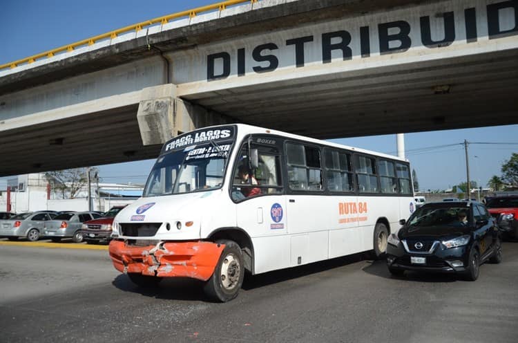 Mujer queda prensada en su auto tras accidente en el puente Bicentenario de Boca del Río (+Video)