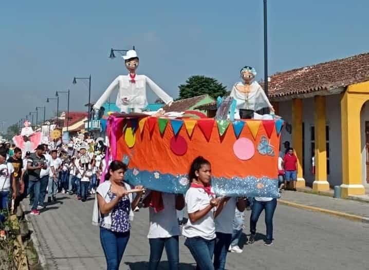 Participan cientos de niños en la Mojiganga Infantil, previo a las fiestas de la Candelaria