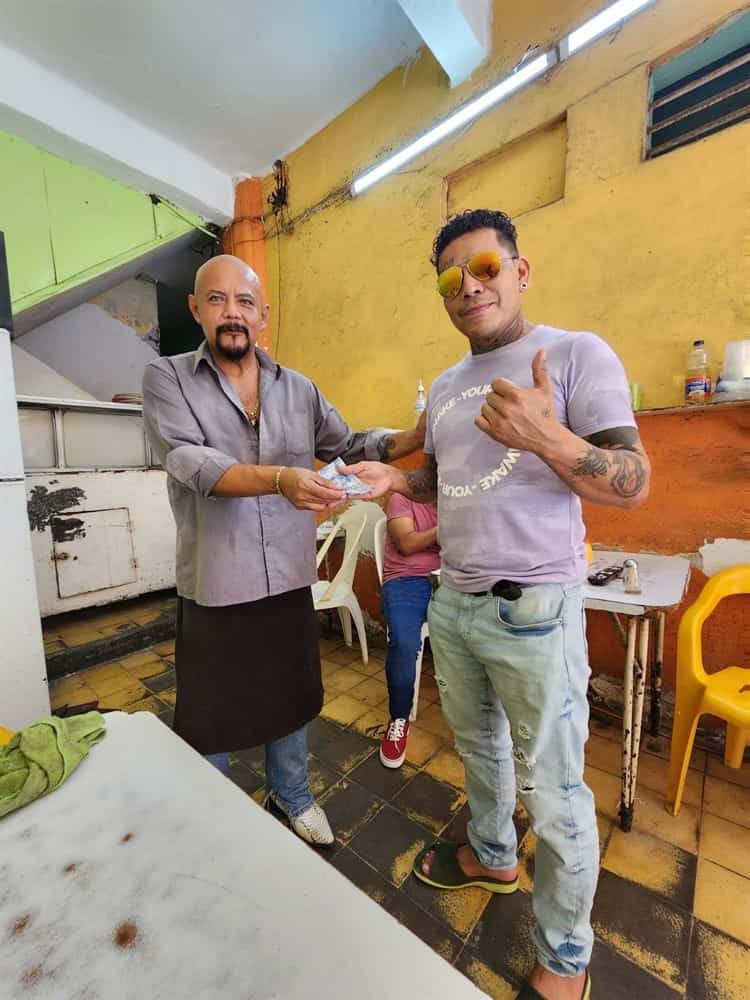 Irving Arturo Córdova, barbero y tatuador va por la corona del rey del Carnaval de Veracruz 2023