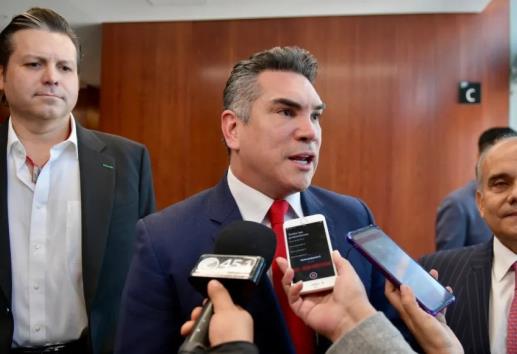 Senadores del PRI suspenden plenaria por llegada sorpresa de "Alito"; no era invitado
