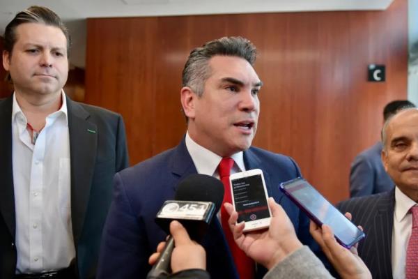 Senadores del PRI suspenden plenaria por llegada sorpresa de "Alito"; no era invitado