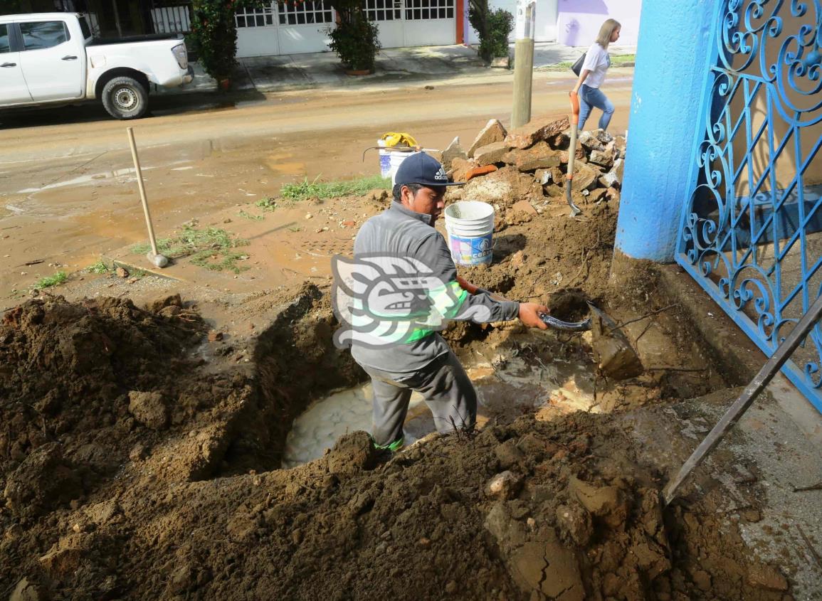 CMAS atiende fuga de agua en la colonia El Tesoro