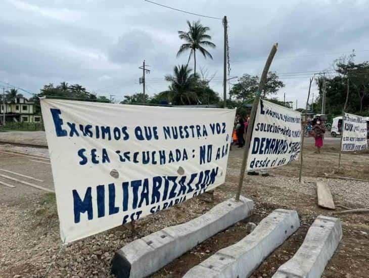 Campesinos pobladores bloquean línea ferroviaria del CIIT
