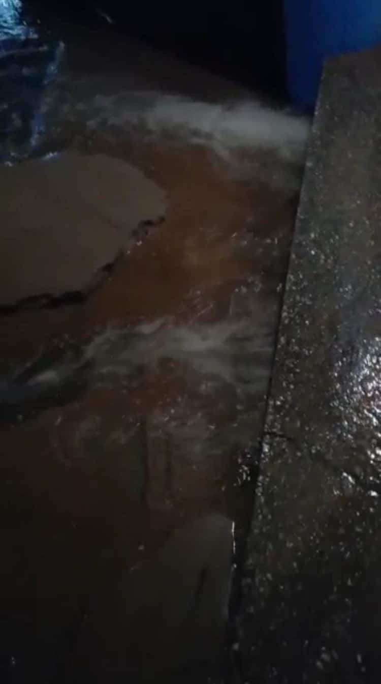 CMAS atiende fuga de agua en la colonia El Tesoro