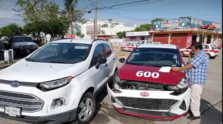 Colisiona taxi local en Revolución y Abasolo