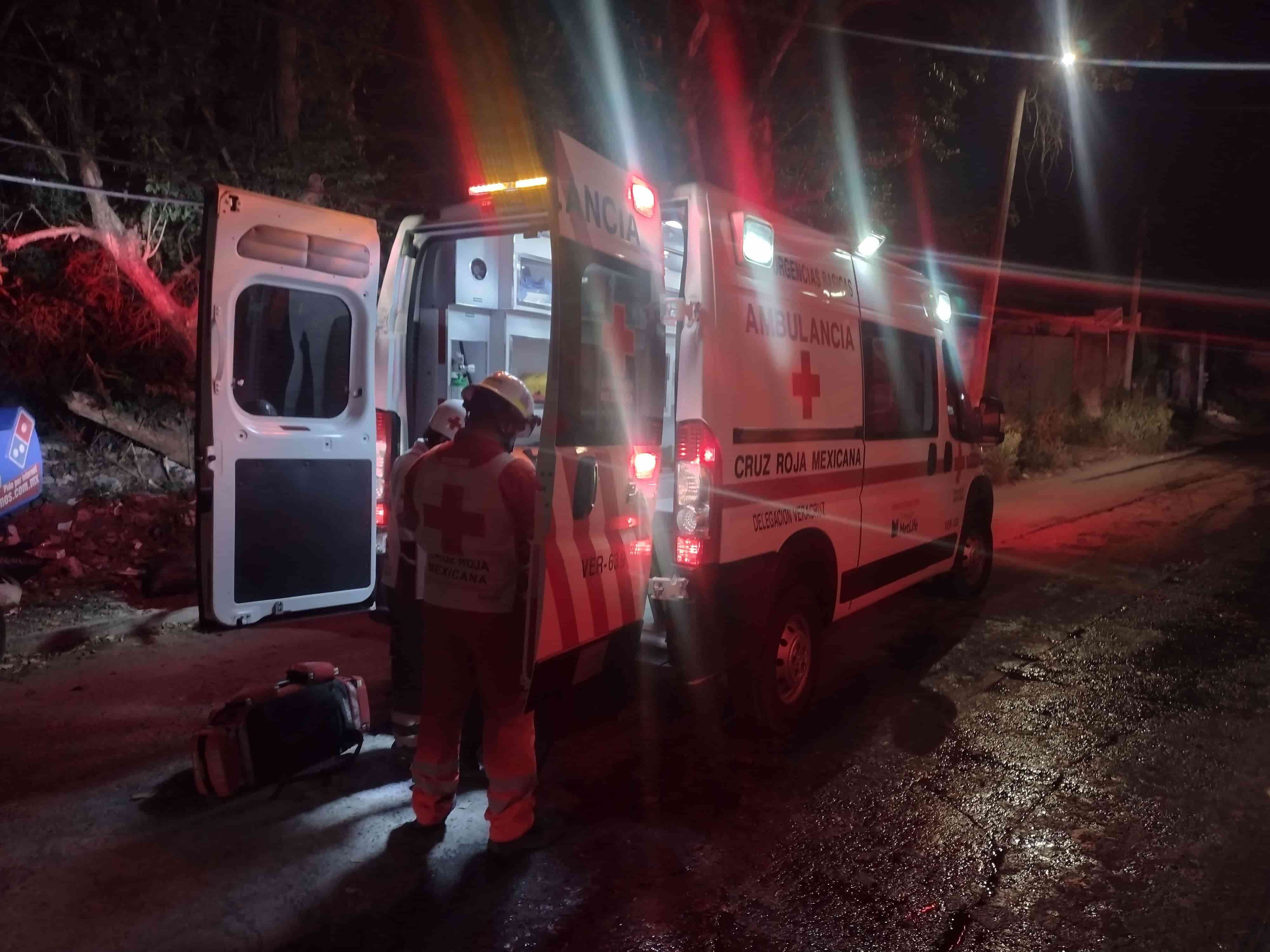 Repartidor de pizzas se accidenta en su motocicleta en la Unidad Habitacional El Coyol