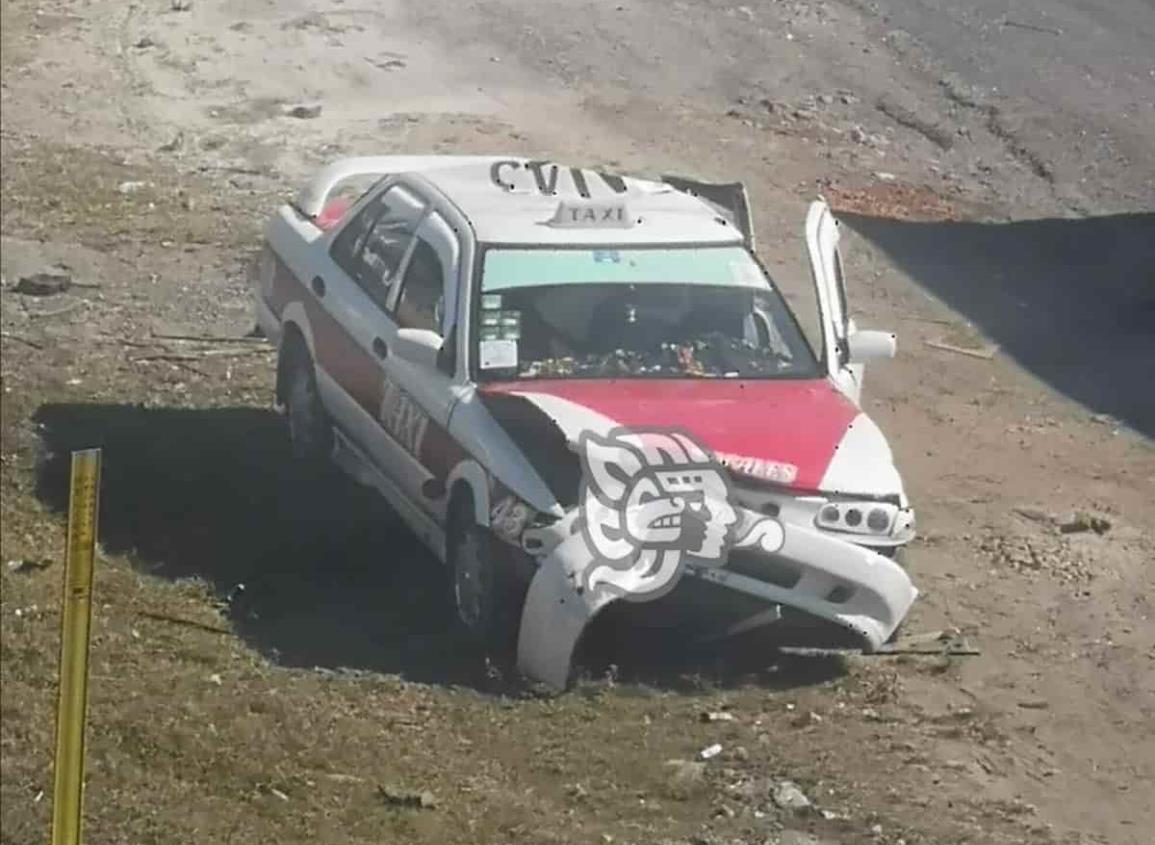 Tráiler embiste a taxi en la Puebla-Cordoba; se da a la fuga