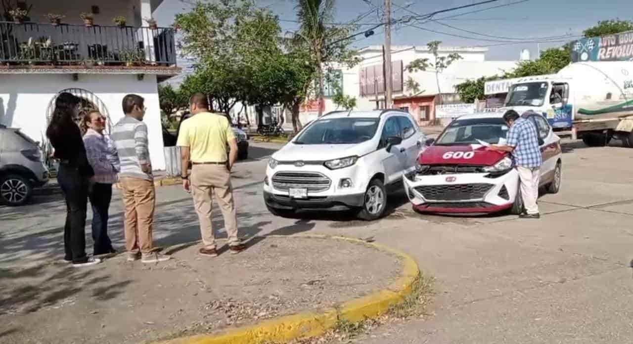 Colisiona taxi local en Revolución y Abasolo