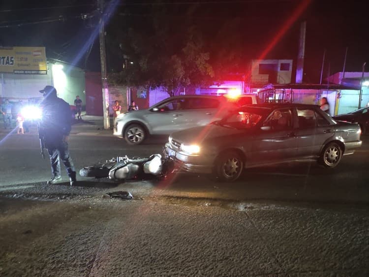 Motociclista lesionado por derrapar y chocar contra auto en San Andrés