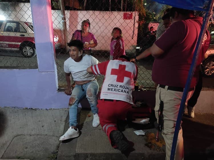 Motociclista lesionado por derrapar y chocar contra auto en San Andrés