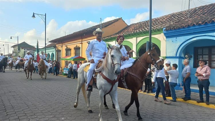 Montados a caballo inauguran fiestas en honor a la Virgen de la Candelaria