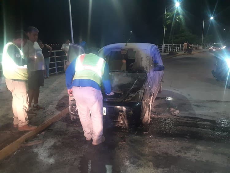 ¡Por un corto circuito! Automóvil se incendia sobre el Malecón de Catemaco