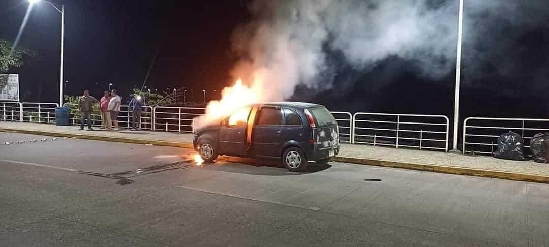 ¡Por un corto circuito! Automóvil se incendia sobre el Malecón de Catemaco