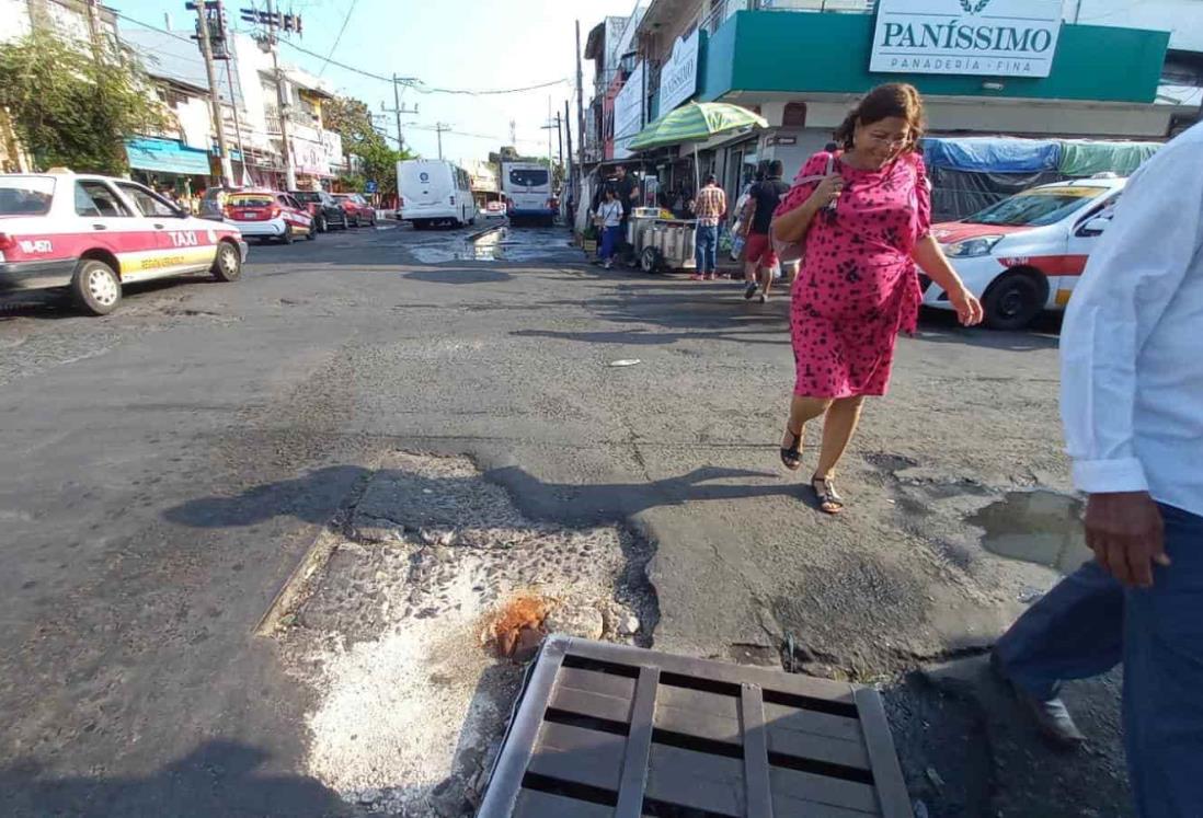 Baches “inundan” la zona de mercados de Veracruz; urgen su reparación