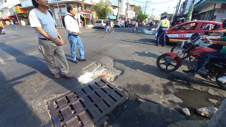 Baches “inundan” la zona de mercados de Veracruz; urgen su reparación